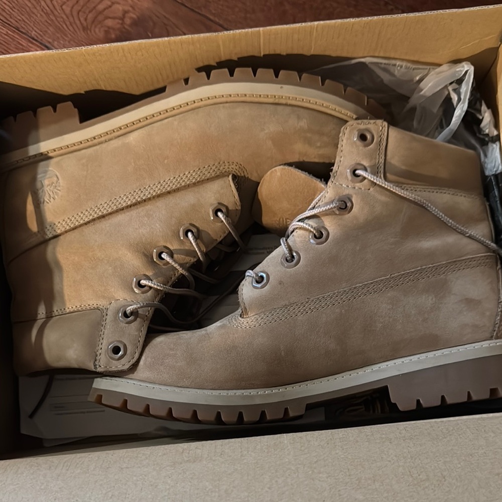 Timberland Tan Boots with Rubber Sole and Metal Eyelets